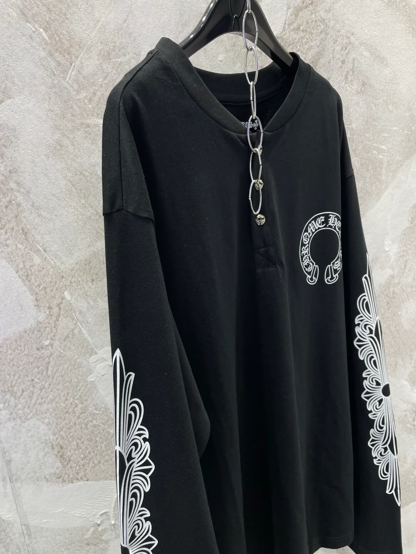 P370 Chrome Hearts Black Cross Flower Silver Button Henley Collar Long Sleeve, 220G pure cotton fabric, soft and comfortable, perfect for autumn and winter! Antique silver cross flower buttons on the front + cross flower print on the arms, full of gothic dark style. It has a slim fit and is suitable for both men and women. It looks cool when worn with overalls or jeans, and can be easily worn for daily outings and street wear. Customized accessories + complete three standards, detail control is a must! Size SIZE: S M L